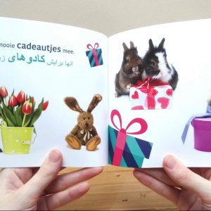 Konijn is jarig tweetalig kinderboek met Farsi_pag