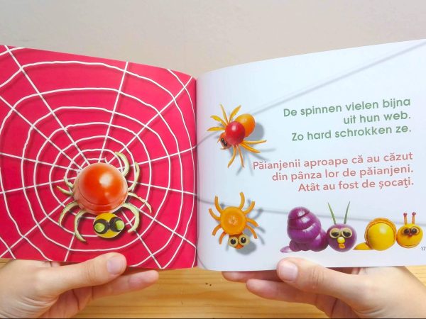 Groot nieuws - pagina met Roemeens - tweetalig kinderboek van nik-nak