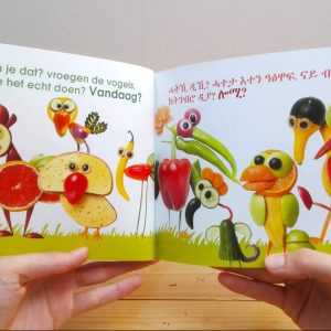 Groot nieuws - pagina met Tigrinya - tweetalig kinderboek van nik-nak