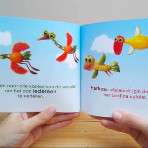 Groot nieuws - pagina met Turks - tweetalig kinderboek van nik-nak