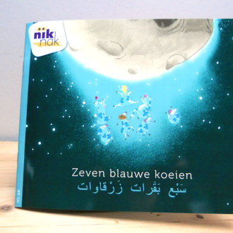 Zeven blauwe koeien tweetalig kinderboek met Arabisch