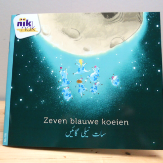 Zeven blauwe koeien tweetalig kinderboek met Urdu