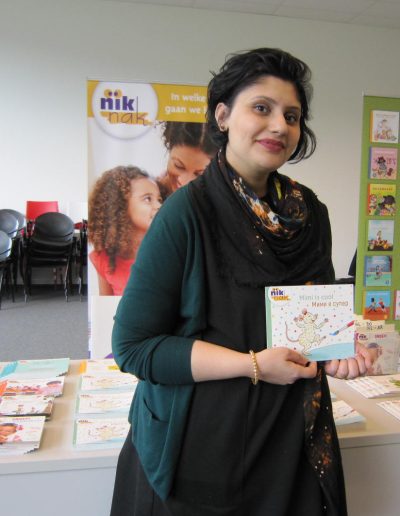 Azmi Latif met haar tweetalig kinderboek van nik-nak - Mimi is cool