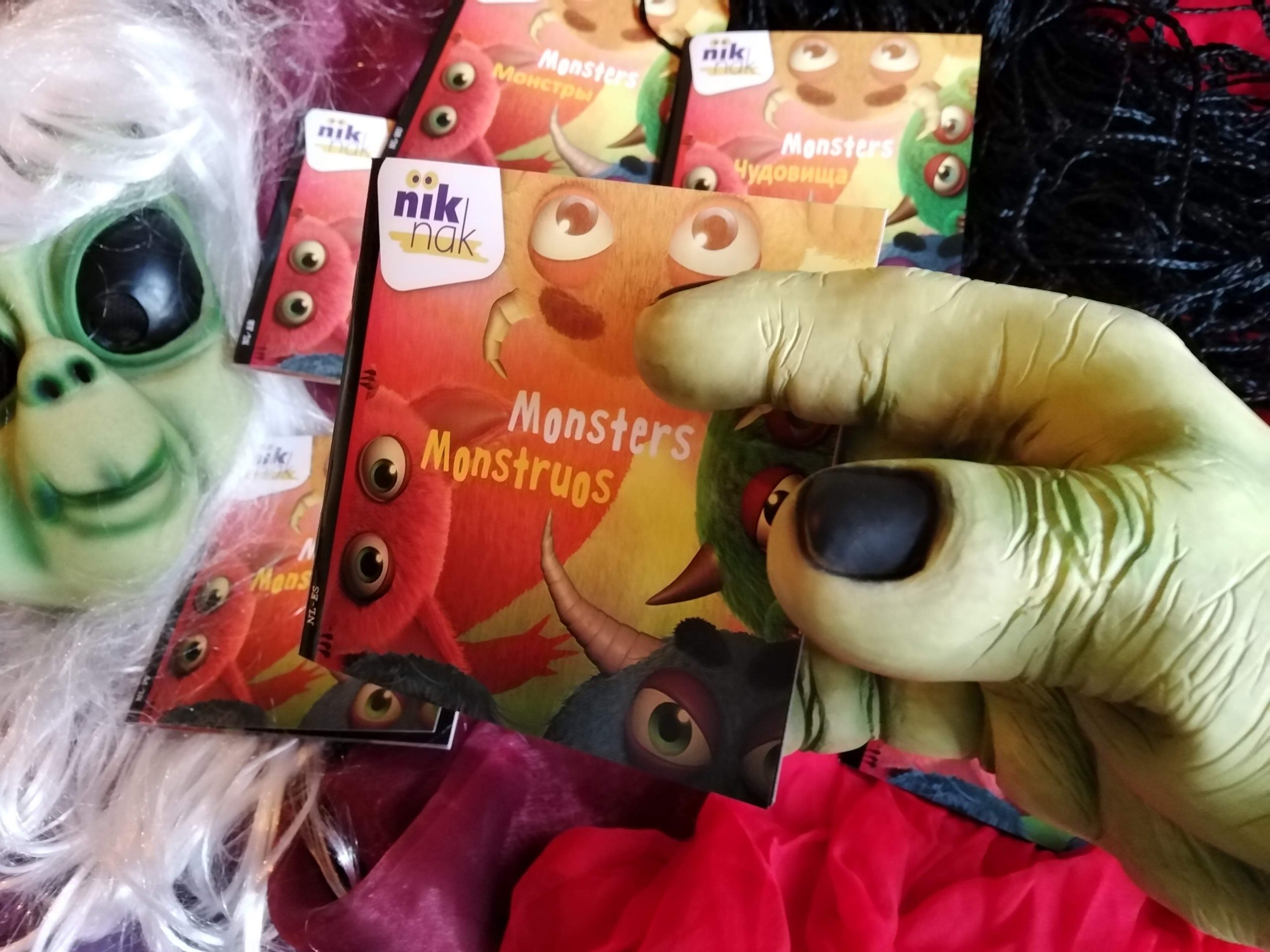 Monsters - tweetalig kinderboek van nik-nak