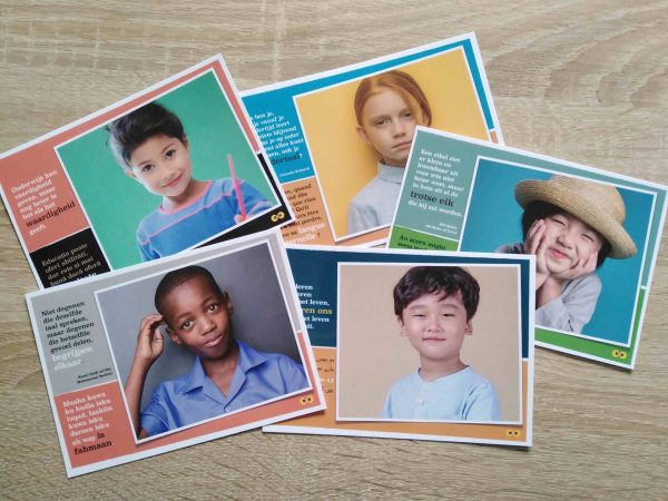 set 5 tweetalige postkaarten kinderen