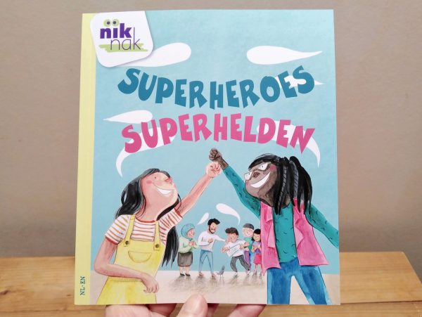 Superhelden tweetalig kinderboek met Engels cover