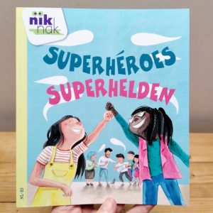 Superhelden tweetalig kinderboek met Spaans cover