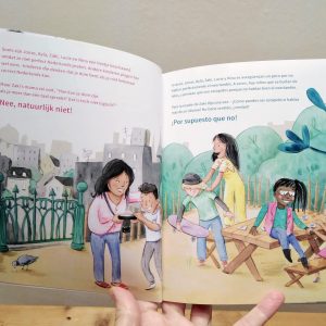 Superhelden tweetalig kinderboek met Spaans pagina